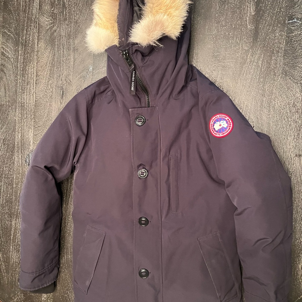 Canada Goose Men’s S/P, good condition.  Lightly used. Black fur hood
